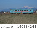 伊吹山をバックに十九条あたりを走る樽見鉄道 140884244