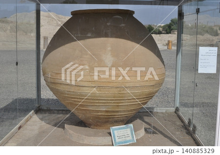 イラン　カシャーン　テペ・シアルク遺跡から発掘された陶器製の巨大な甕 140885329