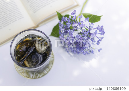 木漏れ日のアイスコーヒーと紫陽花 夏を感じる爽やかなテーブルフォト 140886109