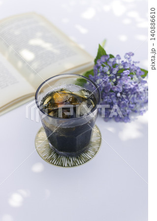 木漏れ日のアイスコーヒーと紫陽花 夏の読書時間をイメージした爽やかなテーブルフォト 木漏れ日のアイスコーヒーと紫陽花 夏の読書時間をイメージした爽やかなテーブルフォト 140886610