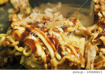 ヘラで切られるお好み焼き ヘラで切られるお好み焼き 140886621