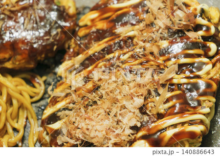 鉄板で焼かれたソースとマヨネーズのお好み焼き 鉄板で焼かれたソースとマヨネーズのお好み焼き 140886643