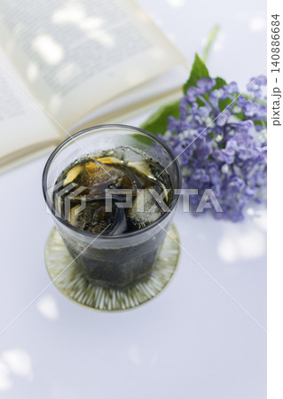 木漏れ日のアイスコーヒーと紫陽花 夏を感じる爽やかなテーブルフォト 木漏れ日のアイスコーヒーと紫陽花 夏を感じる爽やかなテーブルフォト 140886684
