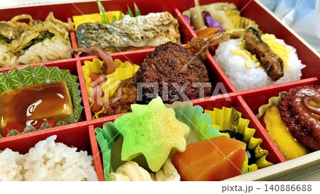 豪華な和食の幕の内弁当のおかず 140886688