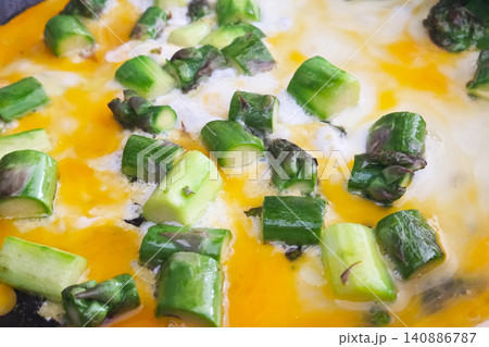 Healthy Breakfast: Creamy Scrambled Eggs with Fresh Green Asparagus Perfect for Brunch or Nutrition Boost 140886787