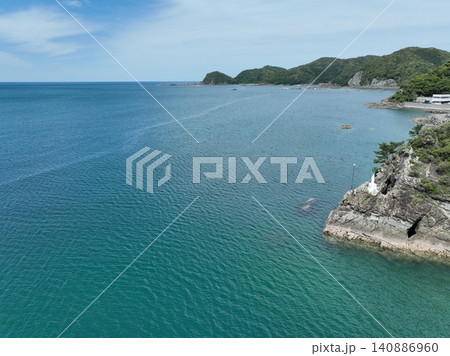 世界遺産・﨑津集落の海上マリア像と春の海 熊本県天草市 世界遺産・﨑津集落の海上マリア像と春の海 熊本県天草市 140886960