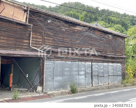 年季を感じる木造建築の外壁 年季を感じる木造建築の外壁 140887013
