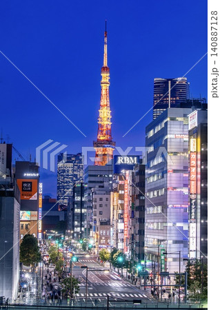 東京都、浜松町から眺める東京タワーの夜景 東京都、浜松町から眺める東京タワーの夜景 140887128