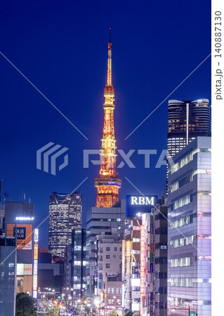 東京都、浜松町から眺める東京タワーの夜景 東京都、浜松町から眺める東京タワーの夜景 140887130