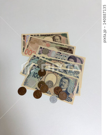 扇状の日本の紙幣と硬貨 扇状の日本の紙幣と硬貨 140887135