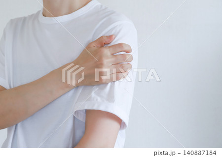 二の腕の痛みを気にする女性 二の腕の痛みを気にする女性 140887184