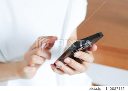 スマートフォンを操作する女性の手元 スマートフォンを操作する女性の手元 140887185