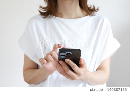 スマートフォンを操作する女性の手元 スマートフォンを操作する女性の手元 140887186