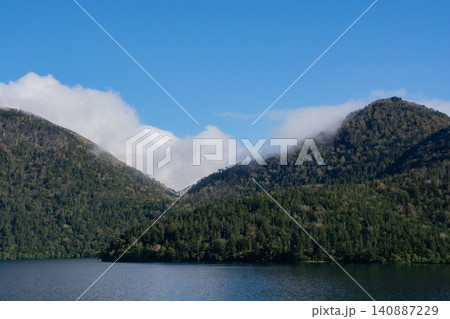 夏の青空と山に雲が立ちこめる湖 然別湖 夏の青空と山に雲が立ちこめる湖 然別湖 140887229