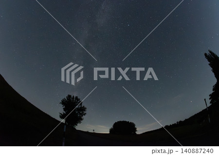 木々のシルエットと星空 銀河 木々のシルエットと星空 銀河 140887240