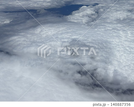 富士山:雲海から山頂だけ見える幻想的な空撮 富士山:雲海から山頂だけ見える幻想的な空撮 140887356