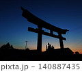 鳥居の向こうに沈む夕日 140887435