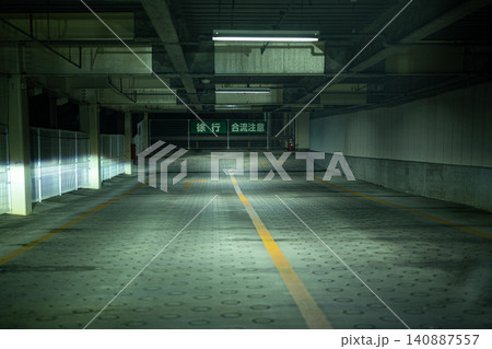 合流注意の看板がある夜の立体駐車場 合流注意の看板がある夜の立体駐車場 140887557