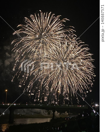 夜空を彩る大輪の花火 夏祭り 花火大会 夜空を彩る大輪の花火 夏祭り 花火大会 140887571