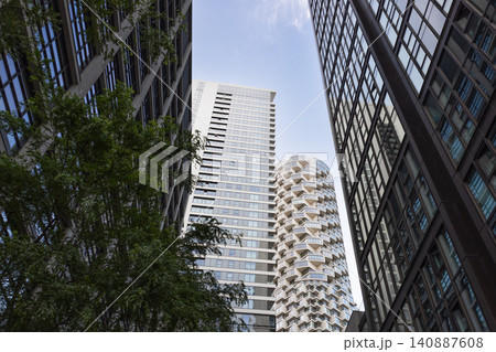 Modern skyscrapers in Canary Wharf London looking up 140887608