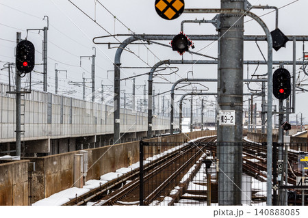 雪の降り積もる在来線の高架線路と鉄道信号機・架線柱 雪の降り積もる在来線の高架線路と鉄道信号機・架線柱 140888085