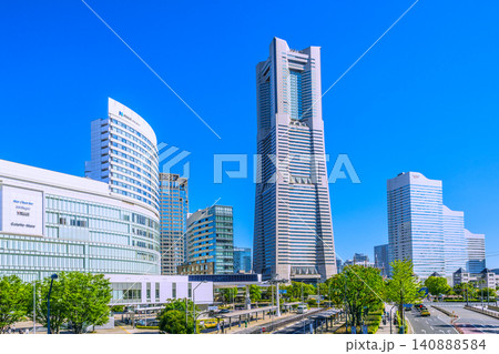 日本の横浜都市景観5月30日。青空に映える朝の桜木町駅前や横浜ランドマークタワーなどを望む 140888584