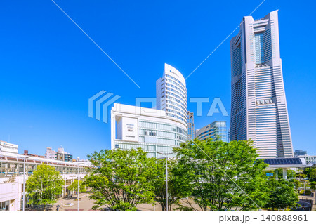 日本の横浜都市景観5月30日。青空に映える朝の桜木町駅前や横浜ランドマークタワーなどを望む 140888961