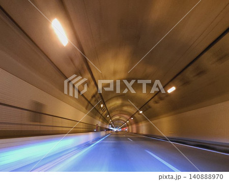 高速道路のトンネル内を走行中の写真 高速道路のトンネル内を走行中の写真 140888970