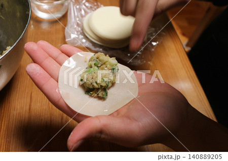 餃子の手作り風景 餃子の手作り風景 140889205