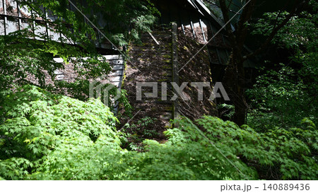 新緑に包まれた積善館の屋根と木造建築(群馬県四万温泉) 新緑に包まれた積善館の屋根と木造建築(群馬県四万温泉) 140889436