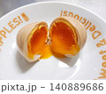 皿の上の半熟ゆで卵 140889686