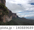 登山中のロライマ山の絶壁の景色　ベネズエラ 140889689