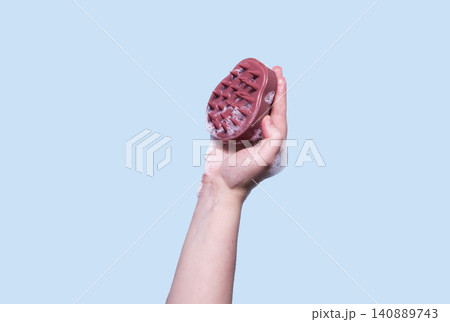 Scalp massage with exfoliating brush on blue background. Illustration of washing routine. Concept of scalp care, trichology, natural cosmetics, and home wellness therapy 140889743