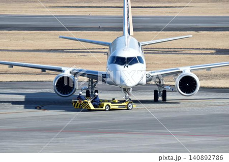 滑走路に向かう飛行機 三菱 MRJ 滑走路に向かう飛行機 三菱 MRJ 140892786