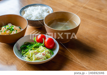 木製テーブルの上の和食朝食セット 木製テーブルの上の和食朝食セット 140892846