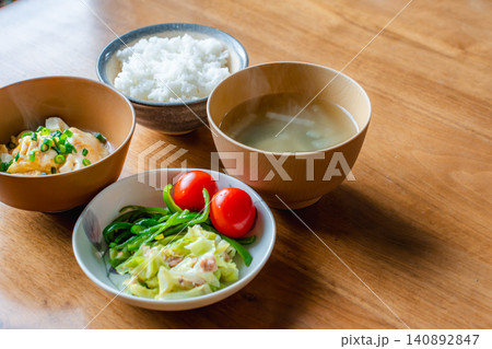 余白のある木製テーブルと和食の食事 余白のある木製テーブルと和食の食事 140892847
