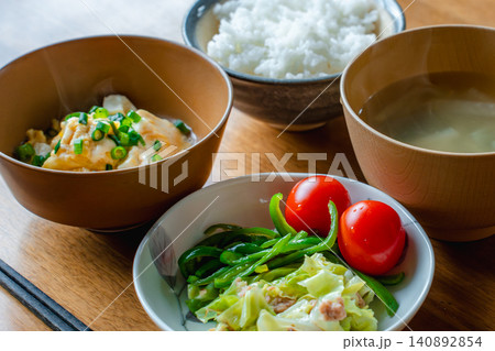 味噌汁と新鮮な野菜のおかずのクローズアップ 味噌汁と新鮮な野菜のおかずのクローズアップ 140892854