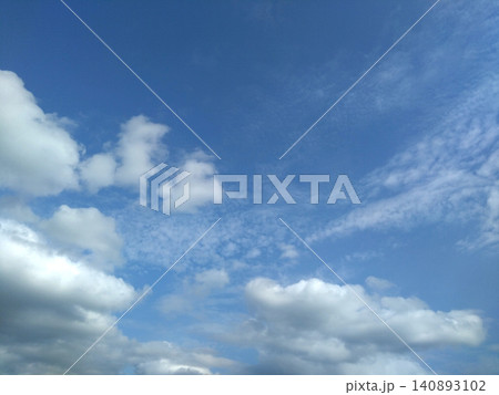 青空に広がる白い雲と爽やかな空模様 青空に広がる白い雲と爽やかな空模様 140893102
