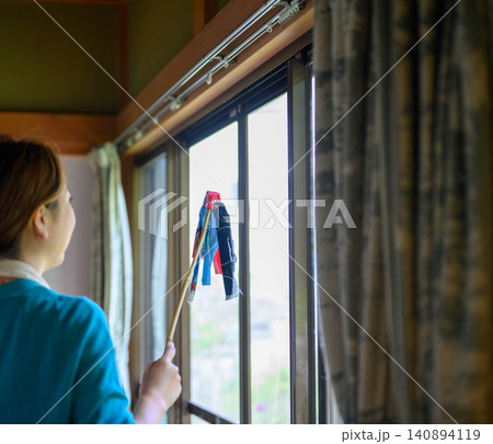 窓を掃除する女性の横顔 窓を掃除する女性の横顔 140894119