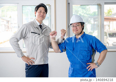 作業服姿で協力を示す現場スタッフ 140894218