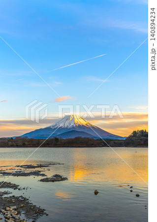 精進湖から望む夕暮れ時の富士山と子抱き富士の絶景 精進湖から望む夕暮れ時の富士山と子抱き富士の絶景 140894234