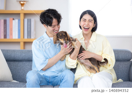 ファミリー 犬のいる暮らし 夫婦と愛犬のポートレート ファミリー 犬のいる暮らし 夫婦と愛犬のポートレート 140894352