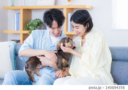 ファミリー 犬のいる暮らし 夫婦と愛犬のポートレート ファミリー 犬のいる暮らし 夫婦と愛犬のポートレート 140894356