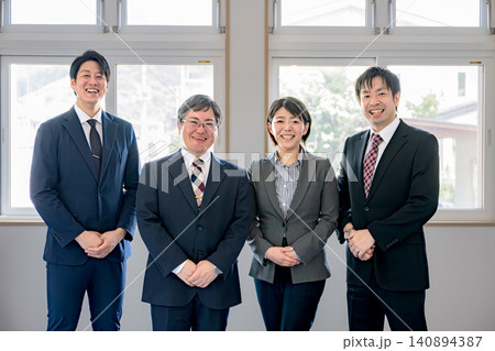 笑顔で並ぶ四人のビジネスチーム 笑顔で並ぶ四人のビジネスチーム 140894387