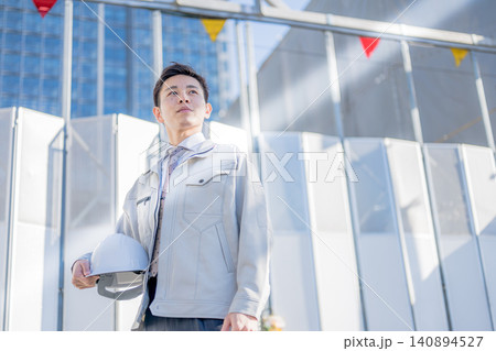 屋外で未来を見上げる現場監督 140894527