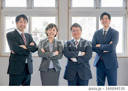 腕組みで並ぶビジネスチーム 腕組みで並ぶビジネスチーム 140894530