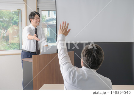 セミナーで質問を受ける男性講師 セミナーで質問を受ける男性講師 140894540