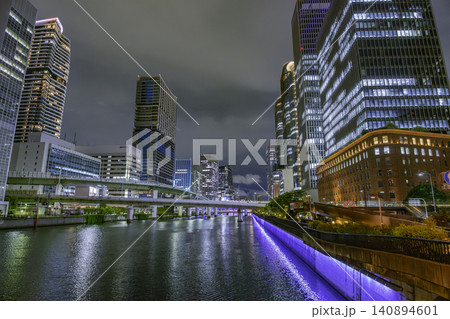 大阪夜景　中之島　パークタワー大阪堂島浜と堂島川　大阪府大阪市 140894601