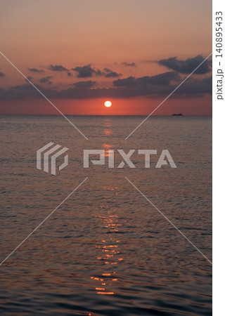 水平線に沿って船が進む夕日の海 水平線に沿って船が進む夕日の海 140895433