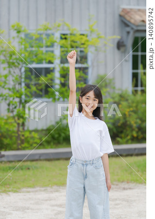 拳を突き上げる小学生 拳を突き上げる小学生 140895742
